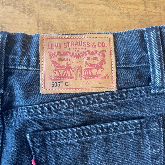 Levi’s jean short with a zipper detail - Picture 3 of 4